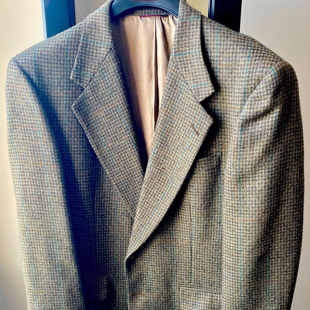 Very nice lightly used Mens Sport Coat. Originally purchased from Dillard’s.
